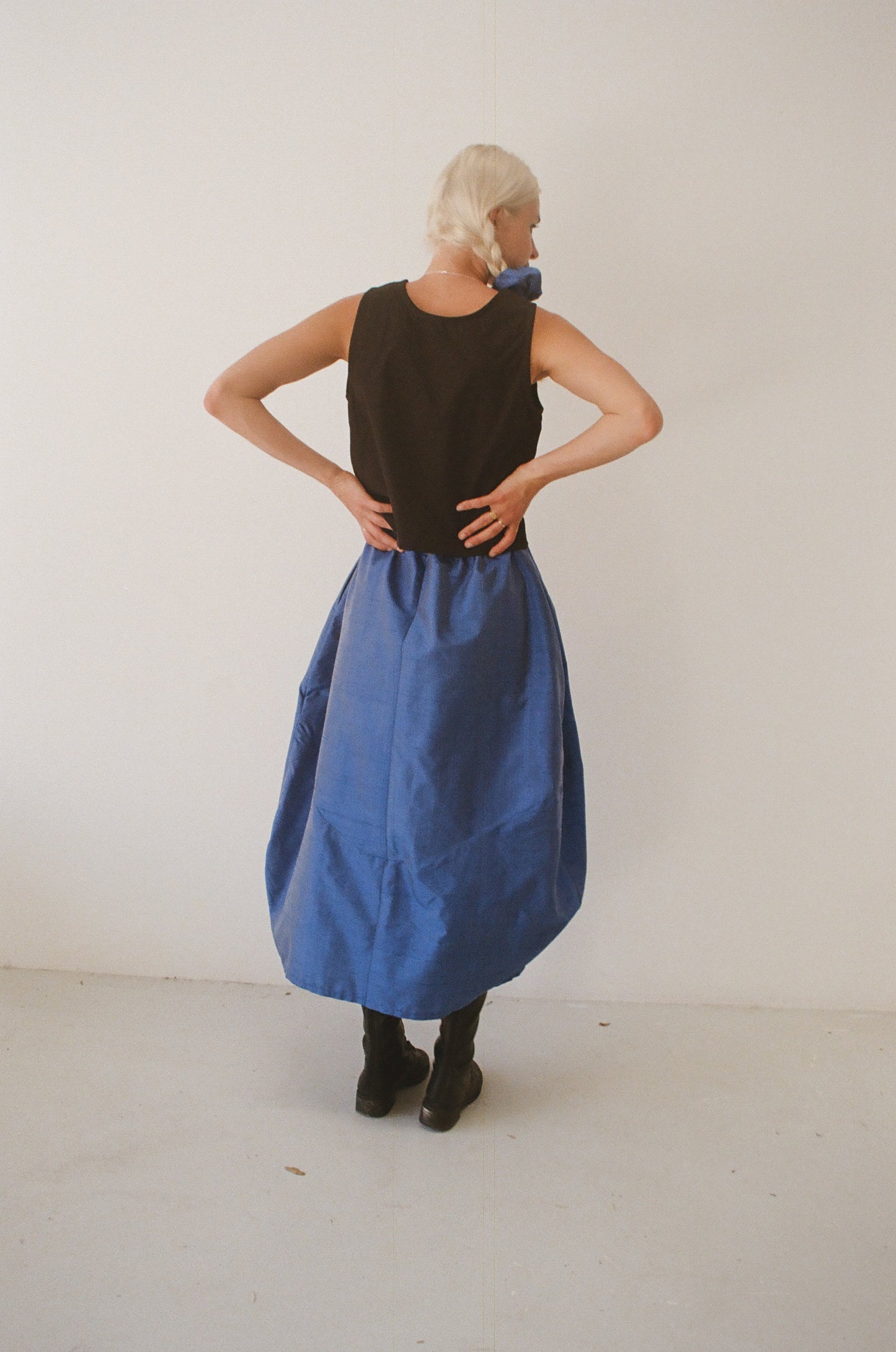 Mimi Holvast - Midi skirt handmade in electric blue silk, high waist blue silk skirt