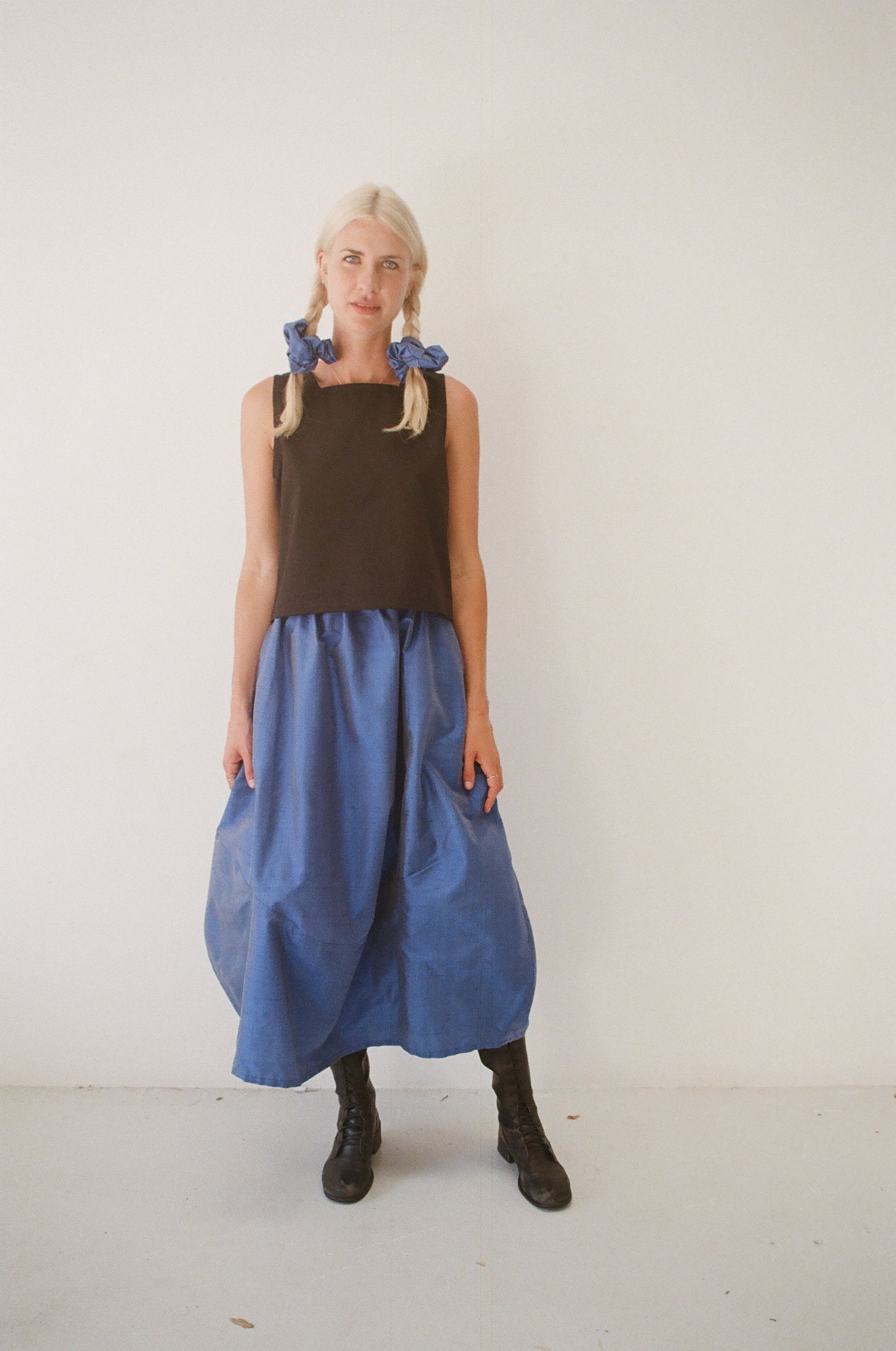 Mimi Holvast - Midi skirt handmade in electric blue silk, high waist blue silk skirt