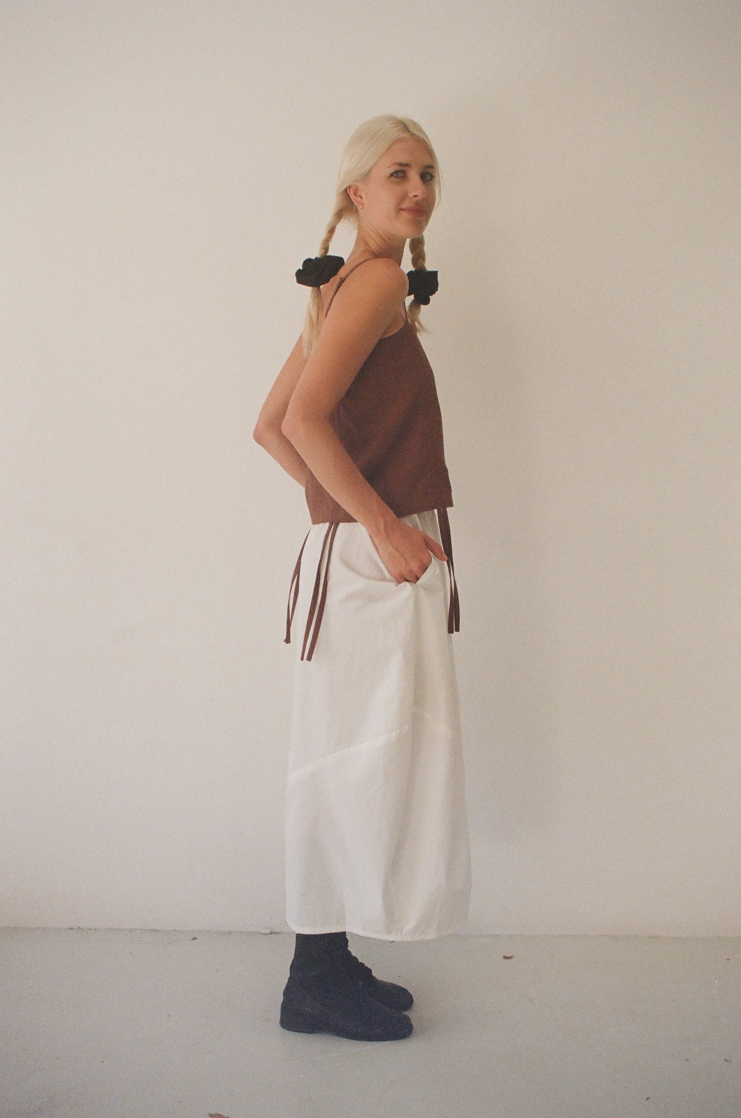 Mimi Holvast - Midi skirt handmade in white organic cotton, high waist cotton skirt white