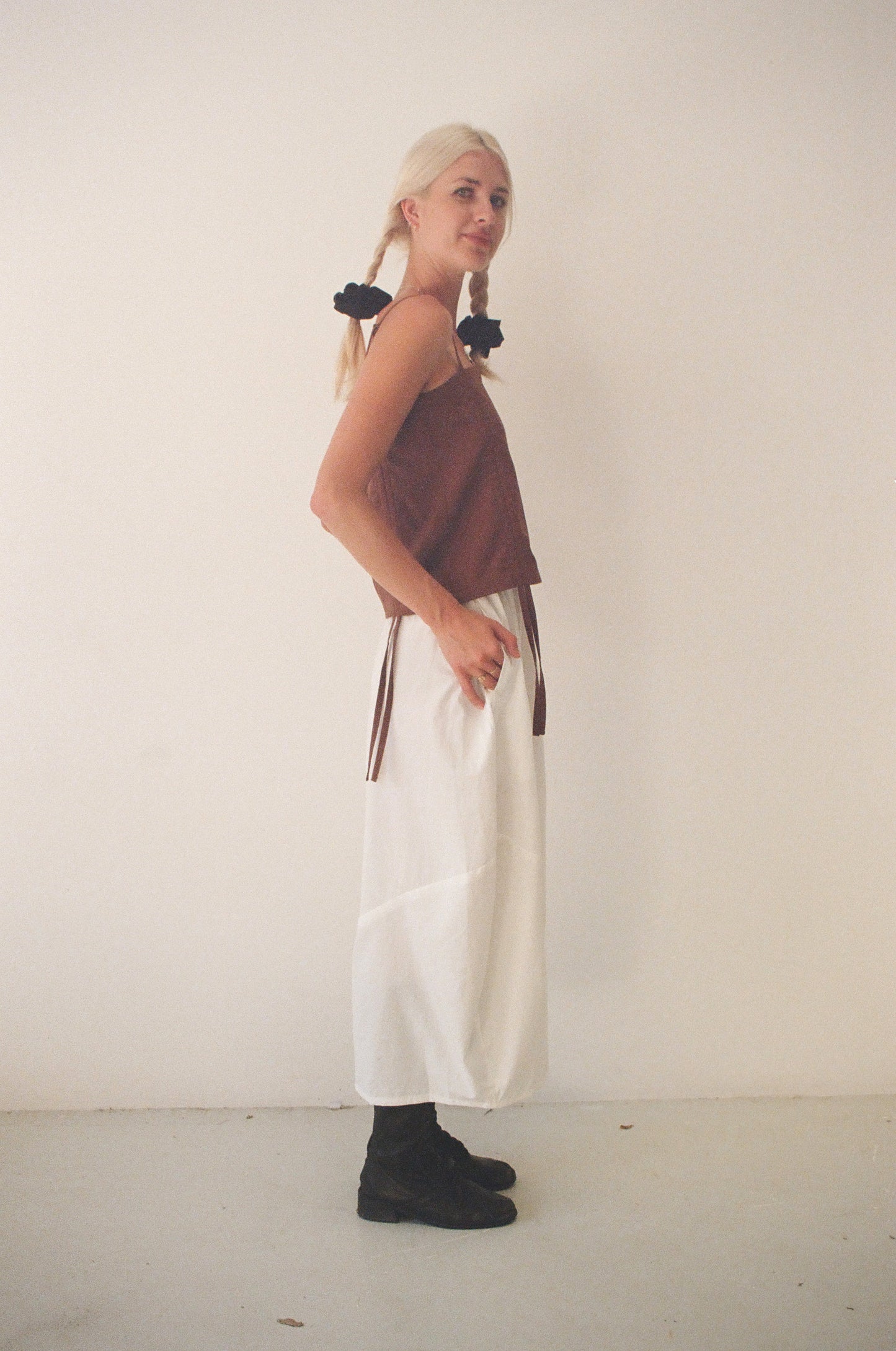 Mimi Holvast - Midi skirt handmade in white organic cotton, high waist cotton skirt white