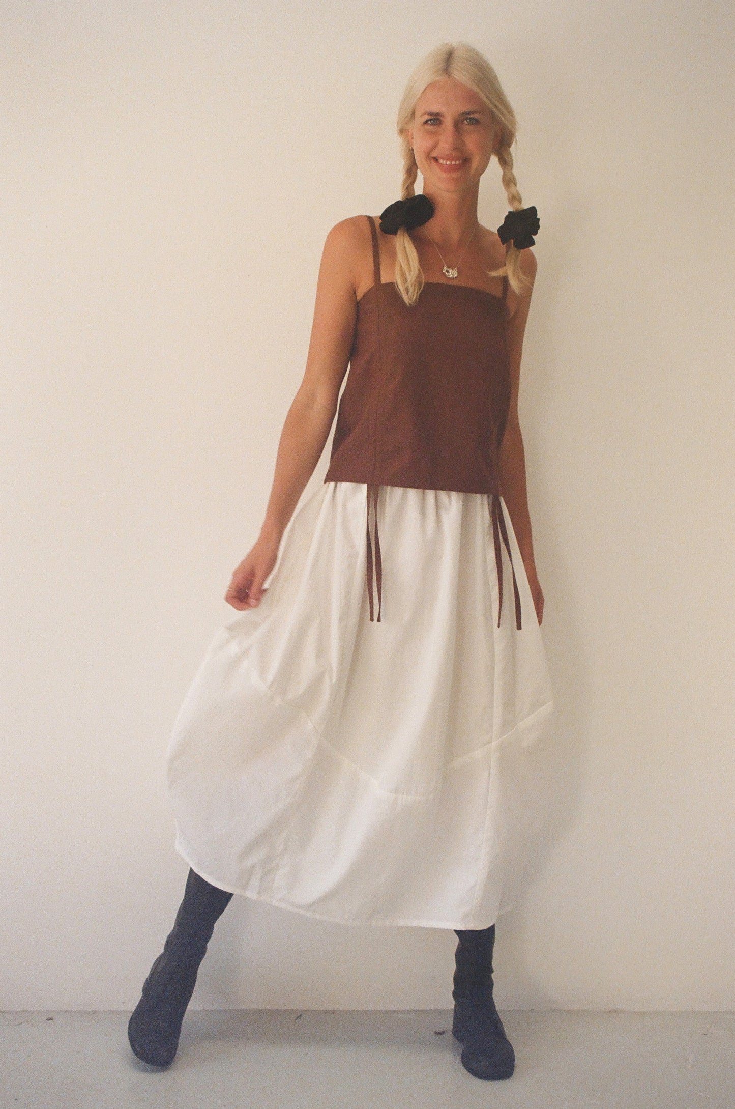 Mimi Holvast - Midi skirt handmade in white organic cotton, high waist cotton skirt white